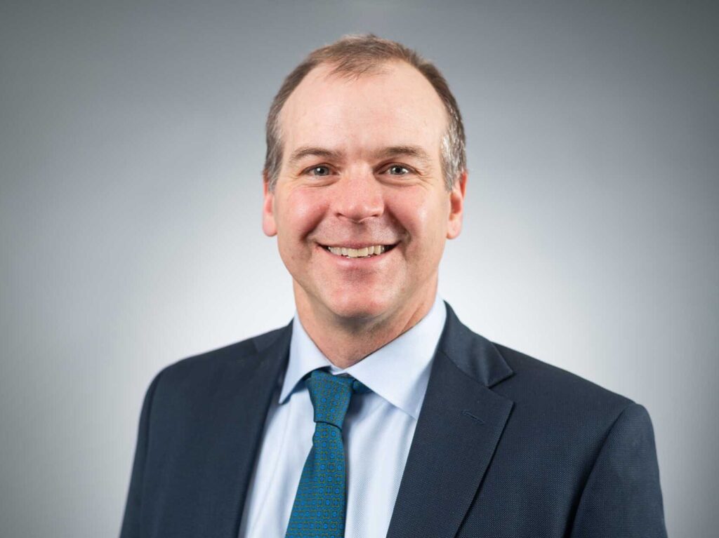 Ian P Carlton headshot